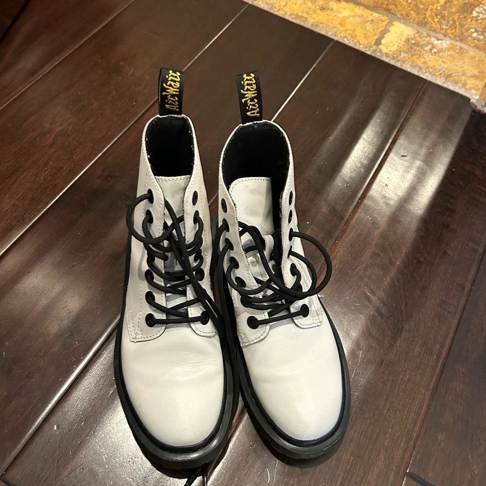 Dr. Martens: JADON SMOOTH LEATHER PLATFORM BOOTS